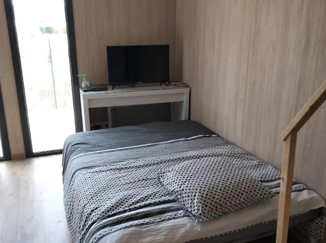 Gite Atypique En Bois Entre Ville Et Verdures